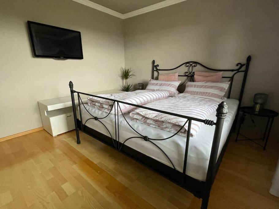Ferienwohnung Leuchtbergblick Mit Terrasse Und Pkw Stellplatz Eschwege Ngoại thất bức ảnh